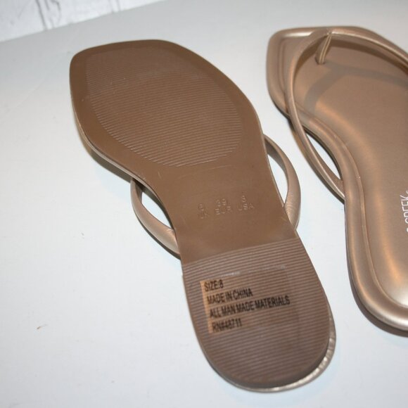 Beautiful gold NWOT Falls Creek flip flops size 8 - Picture 4 of 6